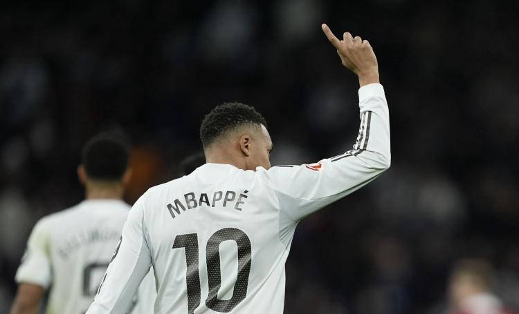 姆巴佩左膝伤情成谜：自去年12月带伤征战，面对曼城应否登场引发争议